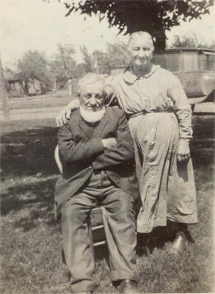 Couple de personnes âgées en photo noir et blanc